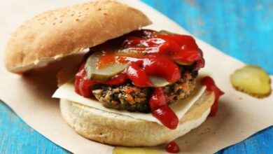 Photo of मां ने बच्चे के लिए मंगाया बर्गर, केचअप की जगह पड़ी थी ऐसी चीज़, देखकर आ गई खौफ में…