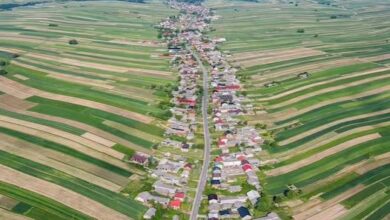 Photo of दुनिया का इकलौता ऐसा गांव, जो फैला तो है 9 किलोमीटर तक