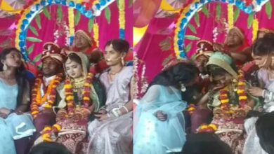 Photo of जयमाल के लिए स्टेज पर गई दुल्हन, दूल्हा को देख फूट-फूट लगी रोने, चुप कराते रहे घरवाले!