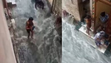 Photo of आगरा हुआ पानी-पानी: हाईवे से लेकर गलियों तक चली धारा, गड्ढों में गिरकर चोटिल हुए लोग