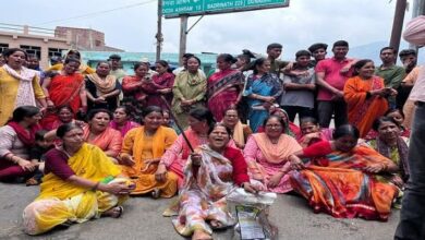 Photo of अल्मोड़ा: पानी की किल्लत पर फूटा महिलाओं का गुस्सा, सड़क पर बैठकर किया प्रदर्शन