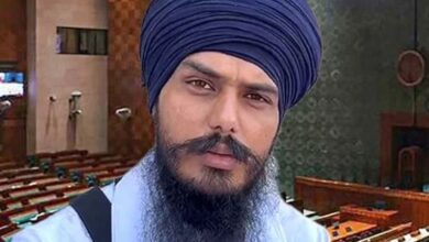 Photo of पंजाबी में ली सांसद पद की शपथ, 50 मिनट परिवार से मुलाकात के बाद वापस डिब्रूगढ़ जेल गया अमृतपाल