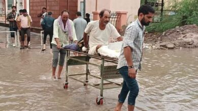 Photo of बीकानेर: पानी का दरिया बना पीबीएम अस्पताल, टपकती छत से वार्ड पानी-पानी हुए