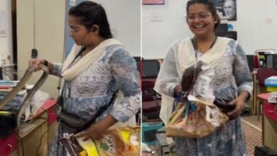 Photo of कंप्यूटर लैब में घुसा सांप, मुस्कुराते हुए पकड़ने आई लड़की