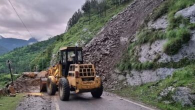 Photo of उत्तराखंड: गंगोत्री हाईवे के पास भूस्खलन, मलबा आने से तीन जगह बंद