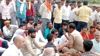 Photo of पेड़ से बांधकर नाबालिग की पिटाई के विरोध में प्रदर्शन, ब्राह्मण समाज के लोगों ने घेरा थाना