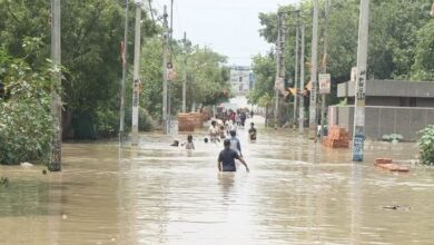 Photo of जेजे कॉलोनी में बाढ़: बवाना में मुनक नहर टूटने से सड़कों, गलियों, घरों में कई फीट तक पानी