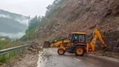 Photo of उत्तराखंड में भारी बारिश के चलते बद्रीनाथ नेशनल हाईवे बंद