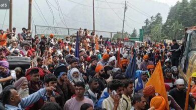 Photo of बदरीनाथ हाईवे: चार दिन बाद दोपहिया वाहनों की आवाजाही शुरू, फंसे 3000 तीर्थयात्रियों में से 1500 को निकाला