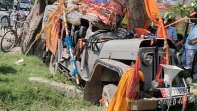 Photo of दूसरी सोमवारी पर बिहार में कांवरियों की गाड़ी पेड़ से टकराई; छपरा में 13 बम जख्मी