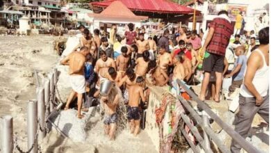 Photo of कांवड़ियों ने लगाई गंगा में डुबकी…स्नान के बाद गंगा जल भरकर अपने शिवालयों को लौटे