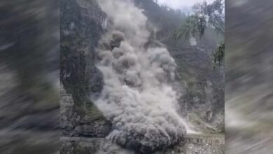 Photo of उत्तराखंड: बदरीनाथ हाईवे पर पातालगंगा लंगसी टनल के पास पहाड़ी से हुआ भारी भूस्खलन
