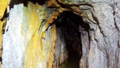 Photo of मिल गया ‘पाताल लोक’ का रास्ता, संकरी गुफा और पानी की छलछल आवाज़, कितना भी अंदर जाओ…