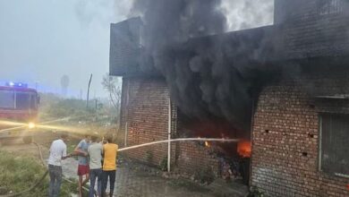 Photo of हरियाणा के पानीपत में भयंकर आग: कपड़े के वेस्ट के गोदाम में लाखों का माल राख