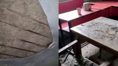 Photo of स्कूल में कक्षा की छत से टूटकर गिरा प्लास्टर, जान बचाकर भागे पढ़ाई कर रहे छात्र