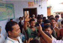 Photo of बिहार: शिक्षक पर छात्रा के साथ छेड़खानी का आरोप; गुस्साए लोगों ने स्कूल में जमकर किया हंगामा