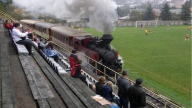 Photo of चल रहा था फुटबॉल मैच, बीच स्टेडियम में घुस आई ट्रेन, खिलाड़ी खेलते रहे