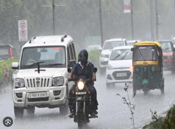 Photo of यूपी में राजधानी समेत कई जिलों में हुई मूसलाधार बारिश