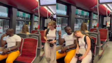 Photo of बस के अंदर घुसी लड़की, खाली सीट देख बैठी, फिर अनजान शख्स के कंधे पर रखा सिर