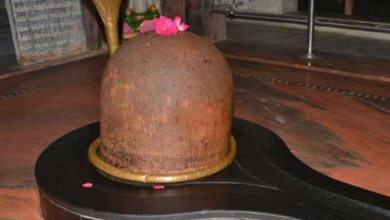 Photo of कभी केसरिया, तो कभी लाल इस मंदिर में तीन रूपों में नजर आते हैं भोलेनाथ…