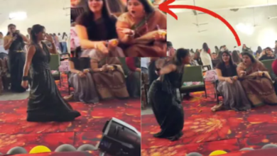 Photo of साड़ी पहनकर कॉलेज आई लड़की, टीचर के सामने कर दी ऐसी हरकत