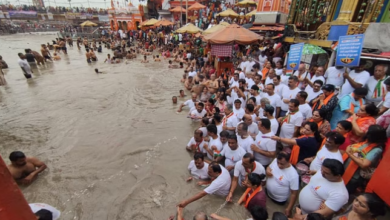 Photo of देश-विदेश से हरिद्वार पहुंचे हजारों लोग,हरकी पैड़ी पर मां गंगा संग खेली दूध की होली!