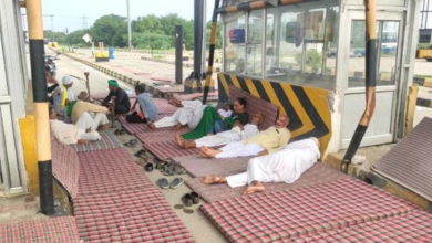 Photo of उचाना में बीच सड़क पर बिस्तर लगाकर सोए किसान