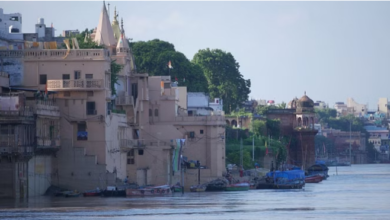 Photo of काशी में हर घंटे बढ़ रहीं गंगा, मणिकर्णिका की छत पर शवदाह