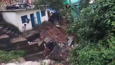 Photo of उत्तराखंड में बारिश का कहर: कई जगह सैलाब में बही सड़कें, घरों में घुसा मलबा