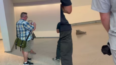 Photo of म्यूजियम घूमने गई लड़की, एक जूता उतारकर कमरे के बीच रखा, लोगों ने देखकर जो किया…