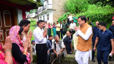 Photo of सारकोट पहुंचे सीएम धामी, बलिदानी सैनिक बसुदेव के घर पहुंचकर परिजनों से मिले