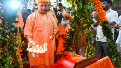 Photo of जन्माष्टमी 2024: गर्भगृह से लड्डू गोपाल को बाहर लेकर आए सीएम योगी