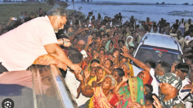 Photo of पूर्णिया सांसद पप्पू यादव ने बाढ़ पीड़ितों को बांटे 2 लाख रुपए