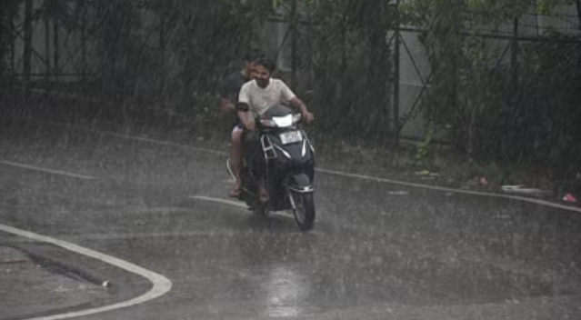 Photo of यूपी: प्रदेश में फिर से मानसून हुआ मेहरबान, 20 से ज्यादा जिलों में भारी बारिश का अलर्ट