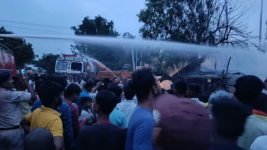 Photo of बिहार : फ्यूल टैंकर में लगी भीषण आग, जेसीबी गाड़ी जलकर खाक
