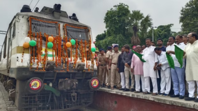 Photo of मां वैष्णो देवी धाम के लिए सीधी ट्रेन सेवा शुरू, सांसद ने जम्मू मेल को हरी झंडी दिखाकर किया रवाना