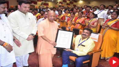 Photo of राज्य अध्यापक पुरस्कार: मूलचंद्र के पैर में प्लास्टर देख मंच से उतर कर आए सीएम योगी