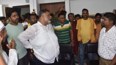 Photo of बिहार: अचानक प्रखंड मुख्यालय पहुंचे सांसद पप्पू यादव