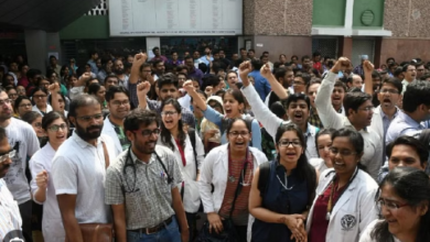 Photo of दिल्ली: एम्स के मेडिकल छात्रों ने प्रशासन के खिलाफ विरोध प्रदर्शन किया