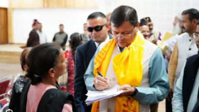 Photo of सीएम धामी ने निजी आवास में आए लोगों की सुनी समस्याएं, अधिकारियों को त्वरित समाधान हेतु दिए निर्देश