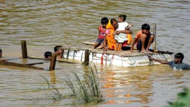 Photo of बिहार: नदियों का जलस्तर घटने के बावजूद 12 जिलों में बाढ़ जैसी स्थिति