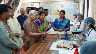 Photo of वाराणसी में राज्यपाल: दुर्लभ पांडुलिपियों को देख बोलीं- संरक्षण संतोषजनक, काम में लाएं तेजी