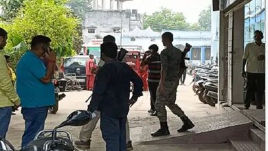 Photo of जमुई में बालू माफियाओं ने पुलिस टीम पर किया हमला, थाना अध्यक्ष समेत 3 पुलिसकर्मी घायल