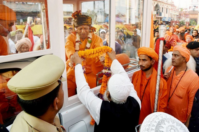 Photo of सीएम योगी के नेतृत्व में निकली पारंपरिक विजयादशमी शोभायात्रा