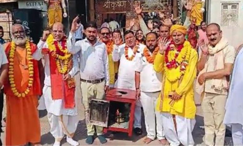 Photo of श्री कृष्ण जन्मभूमि पहुंची राम ज्योति, पुष्प वर्षा कर जगह-जगह हुआ भव्य स्वागत