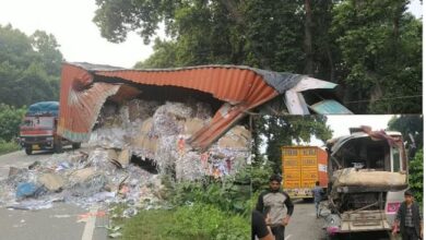 Photo of यूपी: नेपाल के यात्रियों की बस और ट्रक की टक्कर, हादसे में 20 यात्री घायल