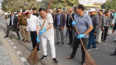 Photo of उत्तराखंड स्थापना दिवस: सीएम धामी ने देहरादून की सड़कों पर लगाई झाड़ू, दिया स्वच्छता का संदेश