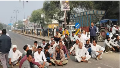 Photo of हरियाणा: डीएपी खाद नहीं आने पर हिसार में धरने पर बैठे किसान, सड़क जाम कर जता रहे विरोध