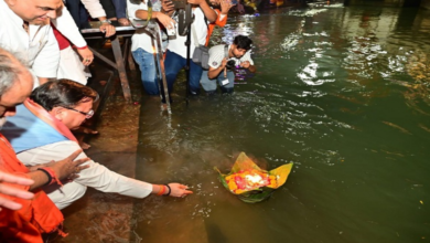 Photo of ‘गंगा दीपोत्सव’ में 3 लाख से अधिक दीपों से जगमग हुए घाट, सीएम धामी ने भी जलाए दीए!