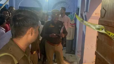 Photo of कानपुर: तीन बच्चों और मां के शव घर में मिले, जान देने जा रहे पिता को पुलिस ने पकड़ा